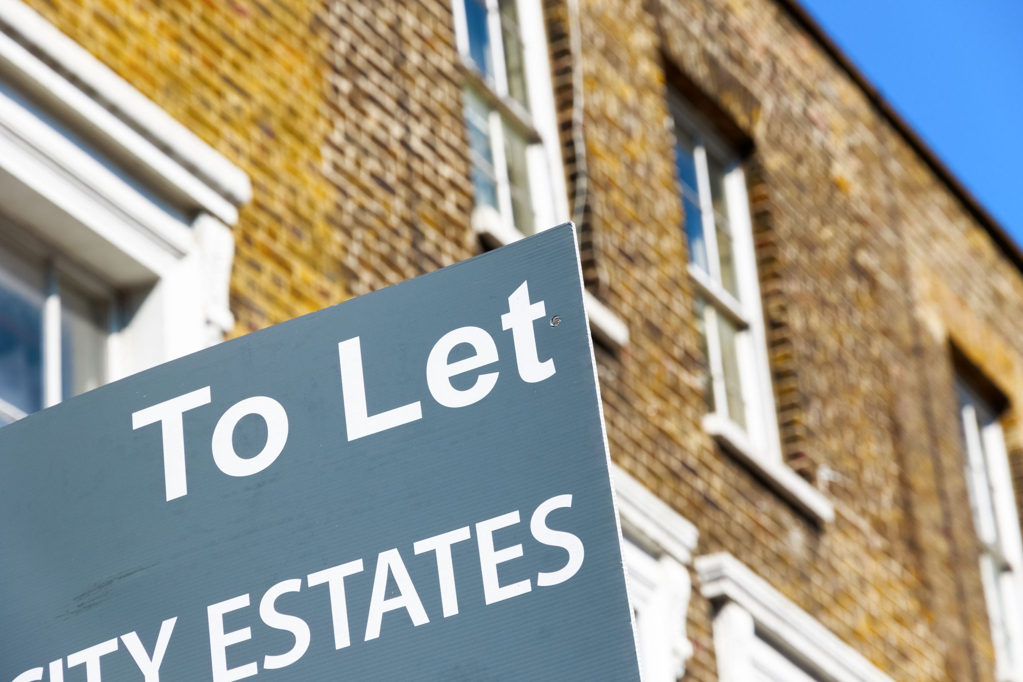 To let sign outside a terraced property